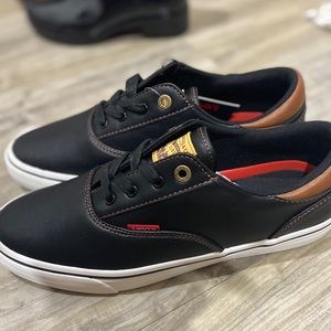 Levi’s men size 8 leather sneakers